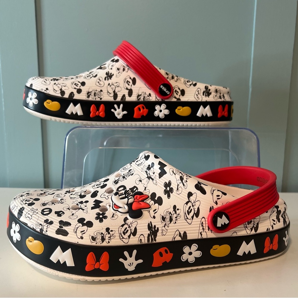 Crocs Disney Unisex Mickey Mouse‎ Off Court Clogs. Size 6 Men/8 Women’s.